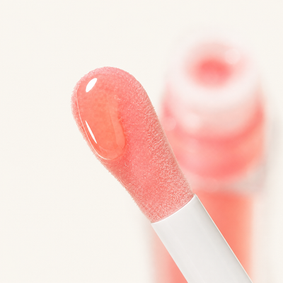 Dew Kiss doe-foot applicator macro with oil pearl